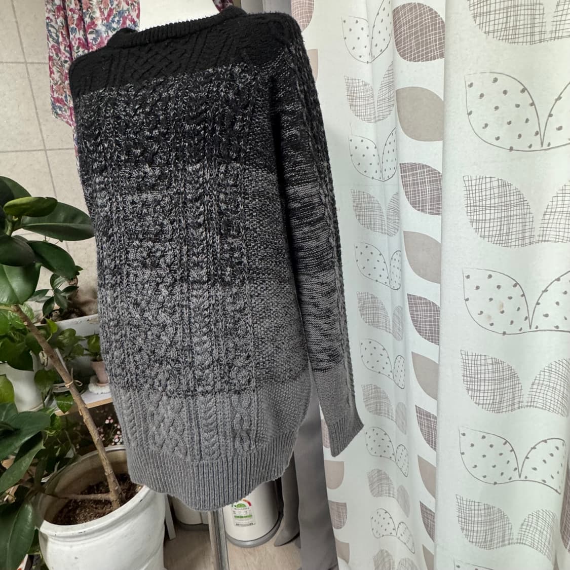 HUM 블랙그레이 그라데이션 니트 스웨터 상품이미지5