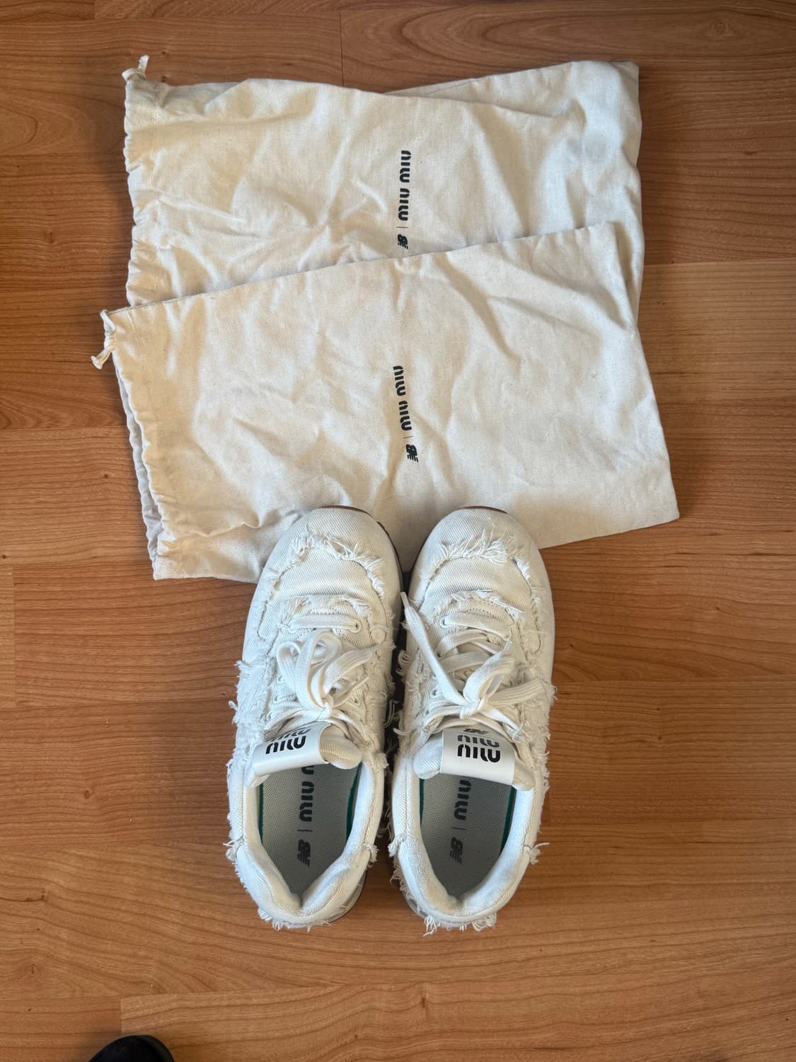 미우미우 x 뉴발란스 화이트 스니커즈 37 1/2 상품이미지4