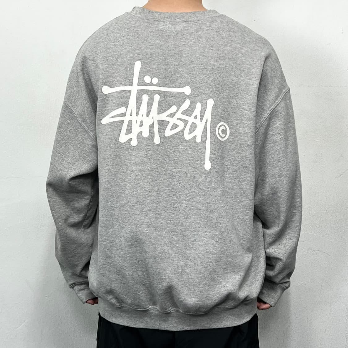 스투시 베이직로고 오버사이즈 스웻 맨투맨 그레이 상품이미지4