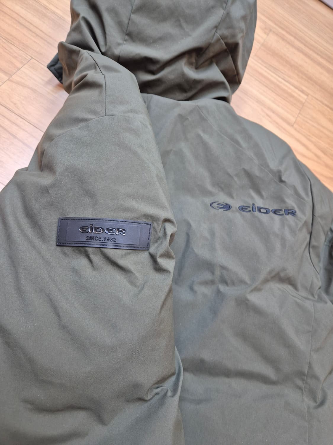 아이더 ESCAPE 다운 자켓 L사이즈 판매합니다. 색상은 카키색이고,  상품이미지3