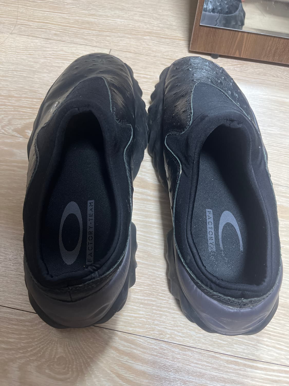 오클리 팩토리팀 뮬 상품이미지2