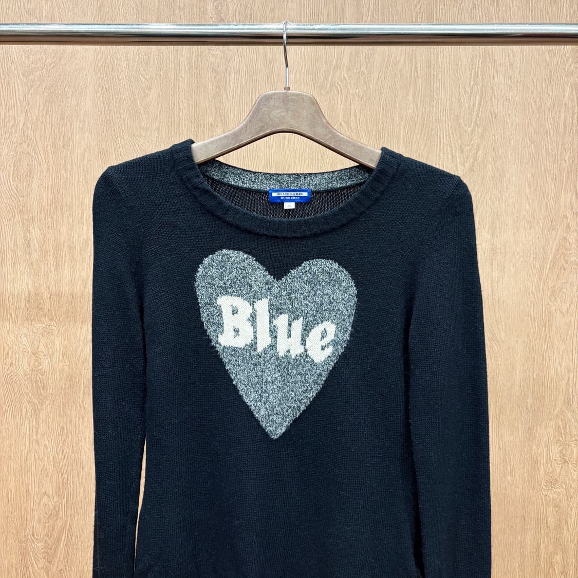 버버리 블루 라벨 라운드넥 니트 그레이 하트 로고 안타르시아 디테일 블랙 상품이미지4