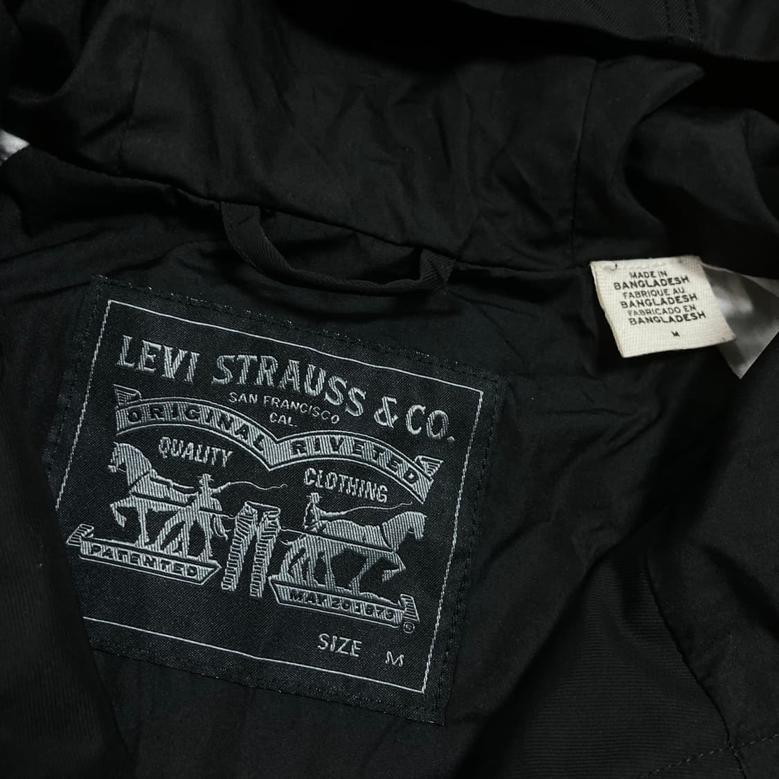 리바이스 스몰 로고 블랙 배색 바람막이 상품이미지3