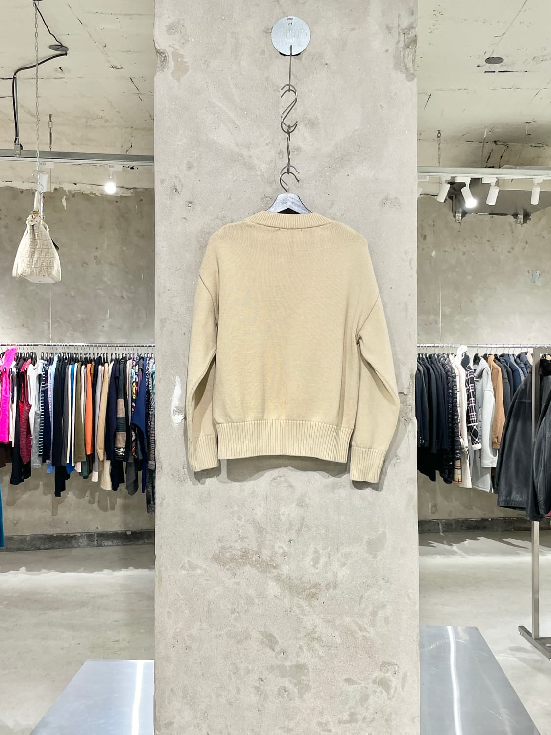 아미 베이지 하트 로고 V넥 스웨터 상품이미지6