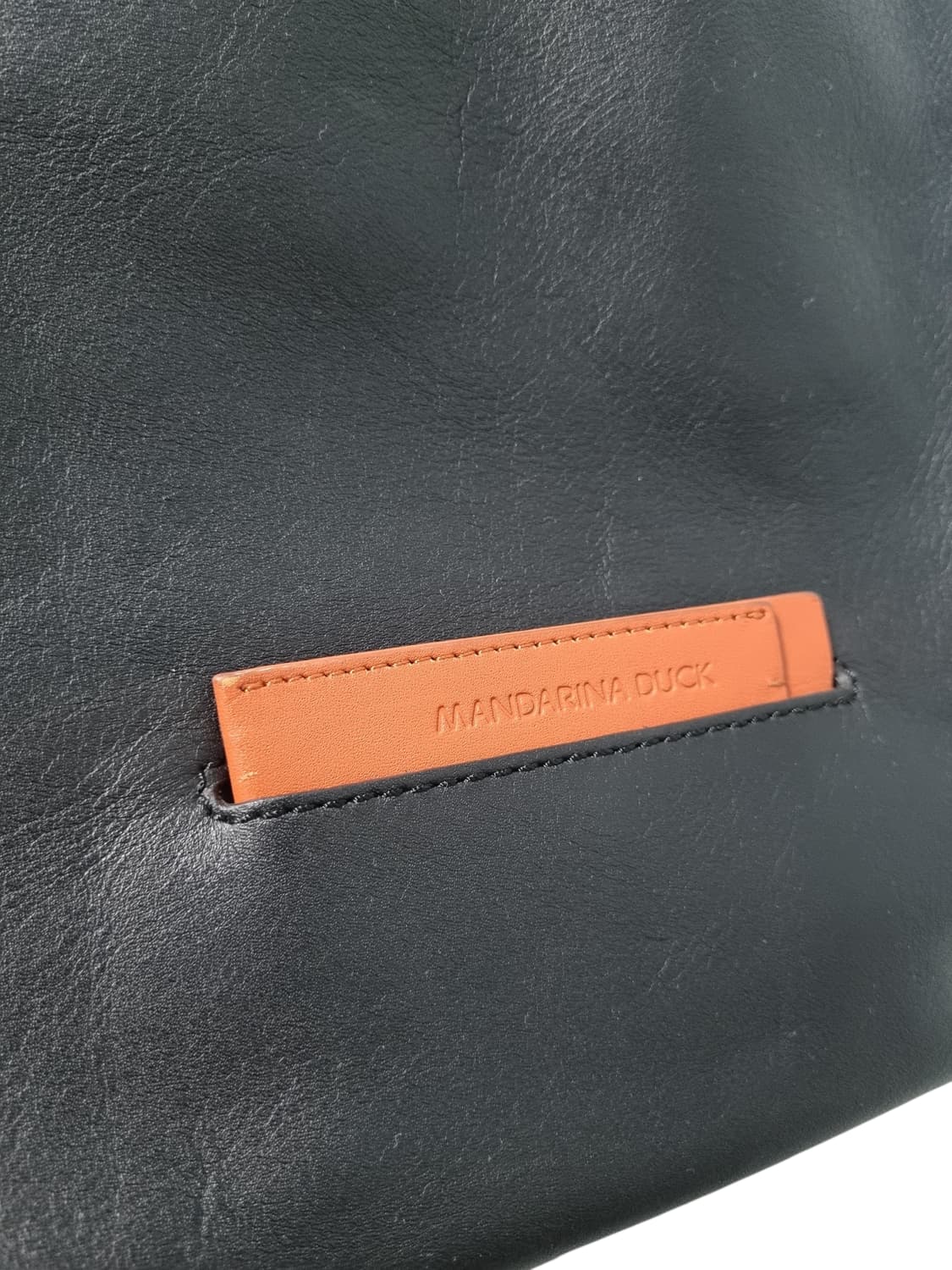 미사용 만다리나덕 가죽 블랙 쇼퍼백 상품이미지3