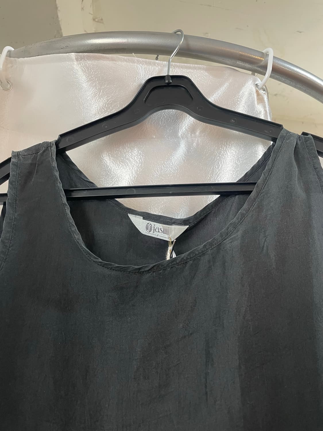 블랙 쉬폰 루즈핏 슬리브리스 탑 상품이미지4