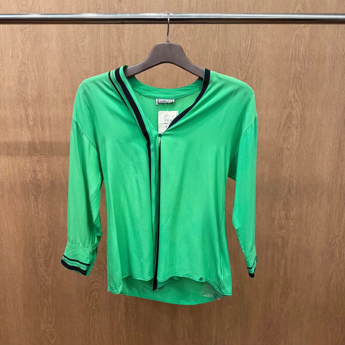 베르사체 브이넥 7부 실크 블라우스 넥라인 소매 배색 트리밍 디테일 그린 상품이미지2