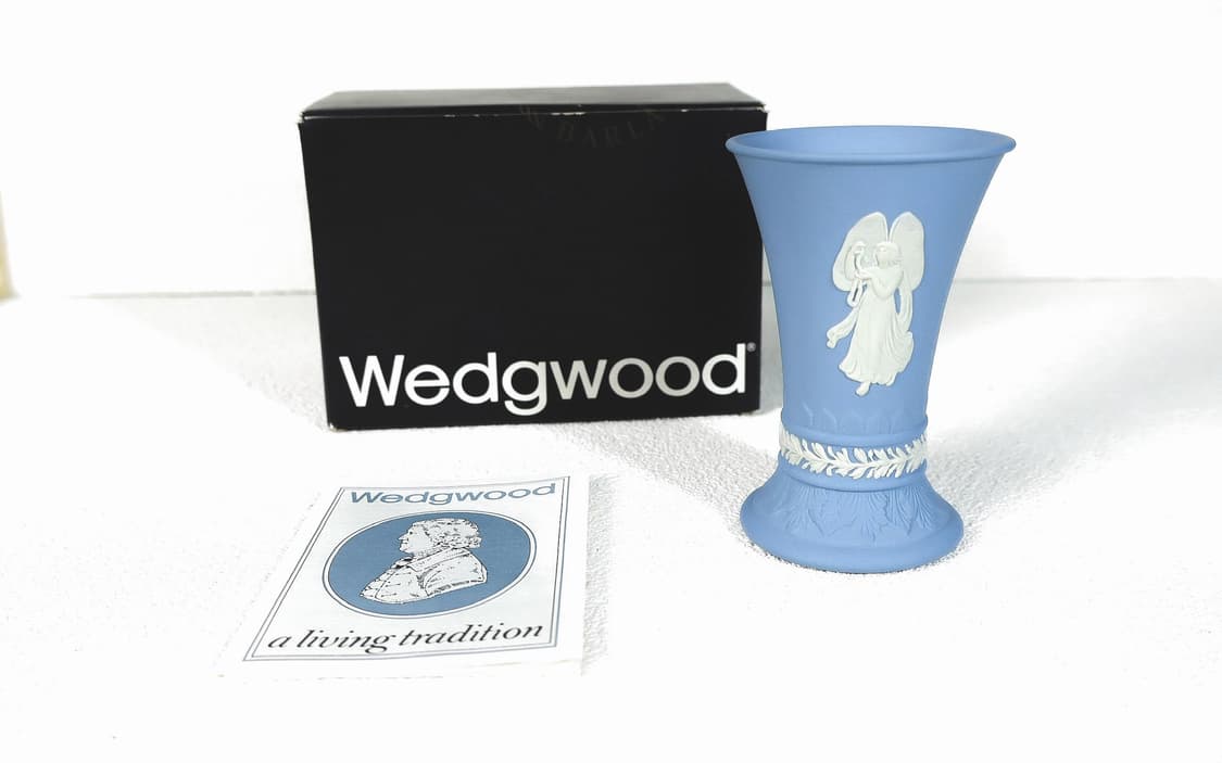 [영국앤틱] 웨지우드 제스퍼웨어 슬림 천사부조 베이스 화병_페일블루 상품이미지1