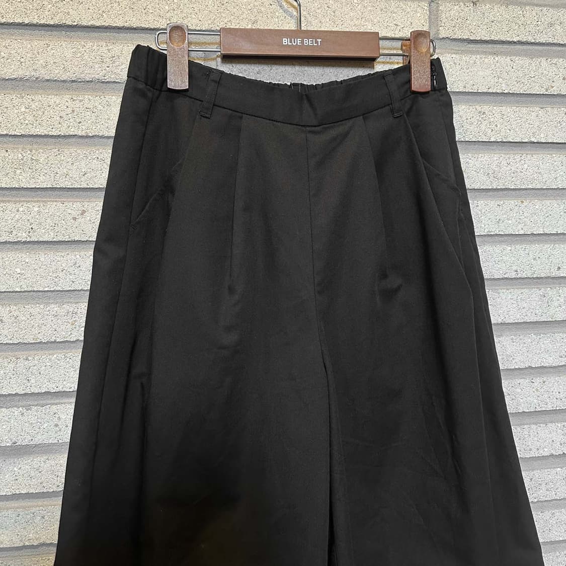 HARE 하레 투턱 와이드 버뮤다 팬츠 사이드지퍼 디테일 블랙 상품이미지3