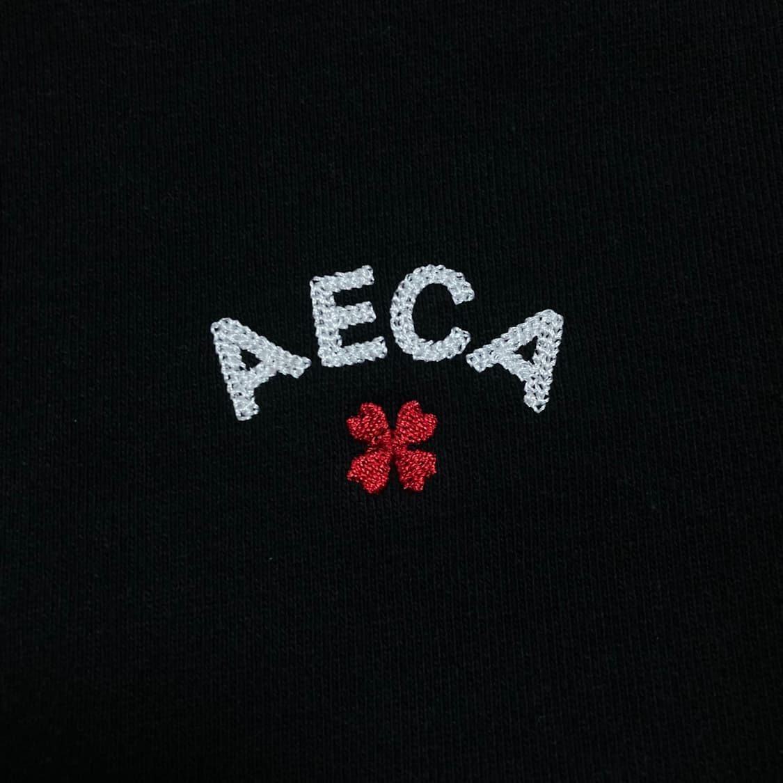 에이카 화이트 스몰 로고 블랙 미니멀 맨투맨 상품이미지2