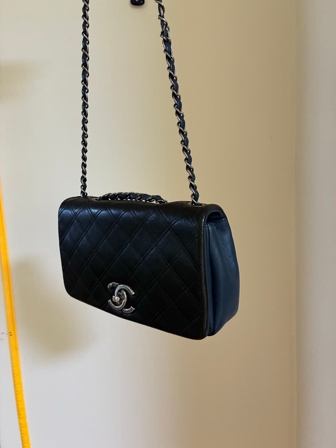 샤넬 클래식 플랩백 블랙 블루 램스킨 은장 상품이미지3