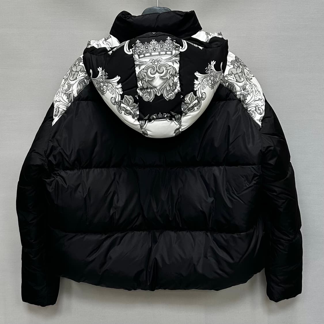 베르사체 여성 바로코 패턴 금장 버튼 패딩 자켓(크롭 오버핏) 상품이미지4