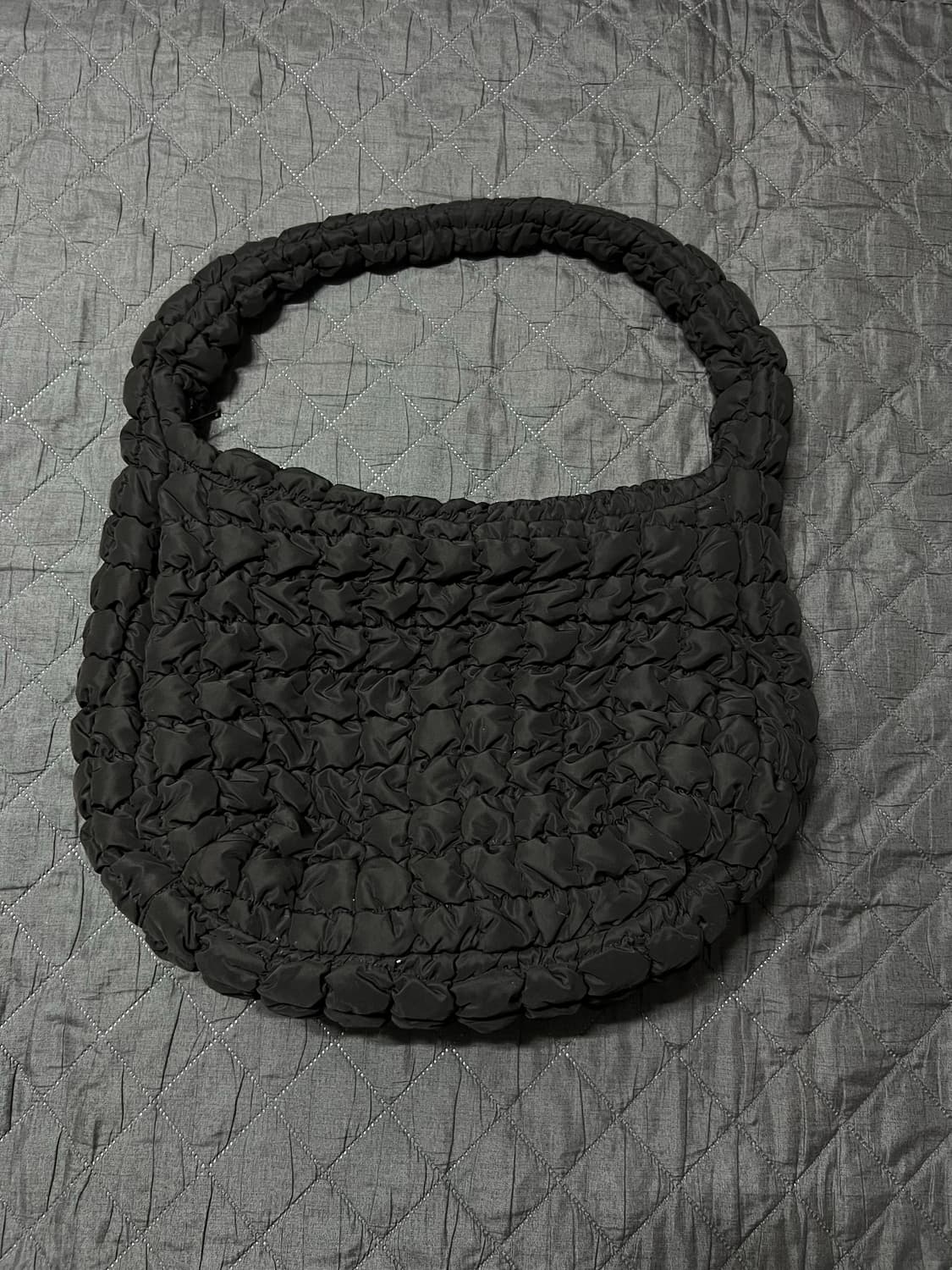 코스 퀄티드 오버사이즈 구름백 블랙 상품이미지1