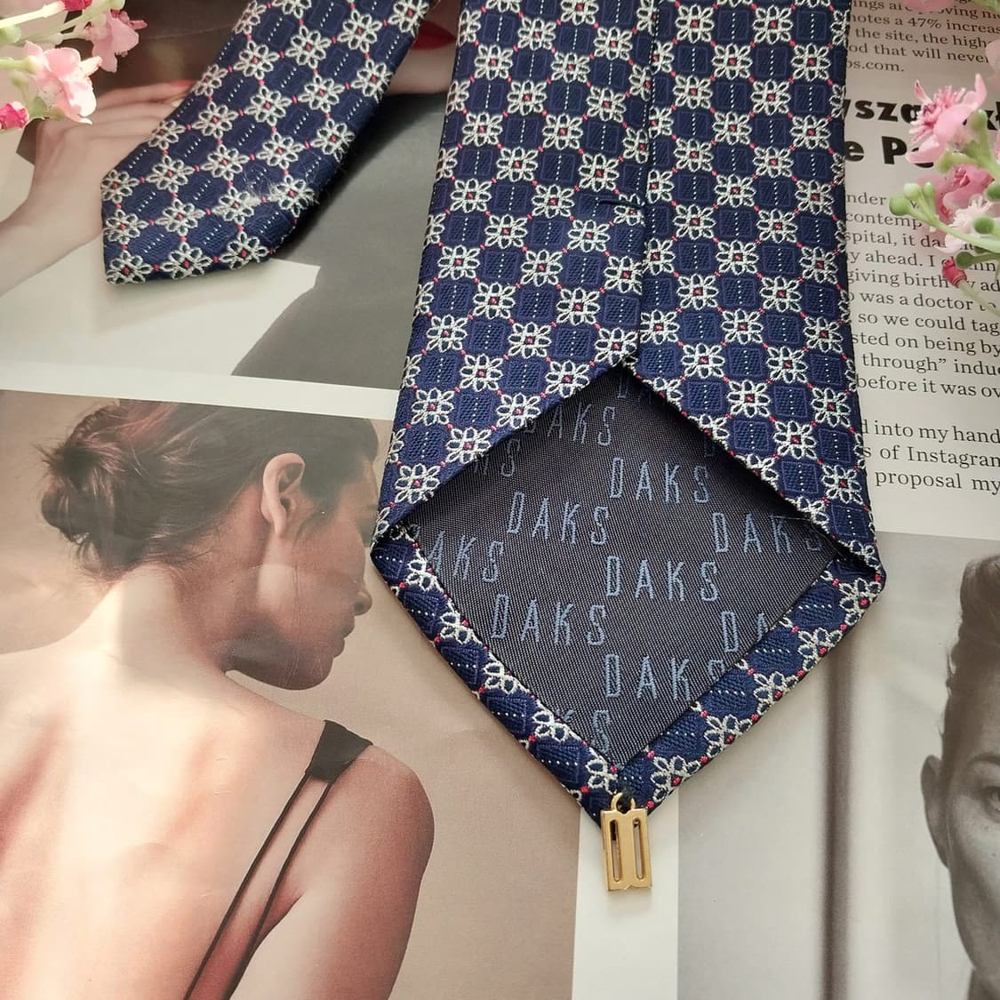 닥스 실크 네이비블루 플라워 패턴 넥타이 8.5cm A+등급 K1419
 상품이미지8