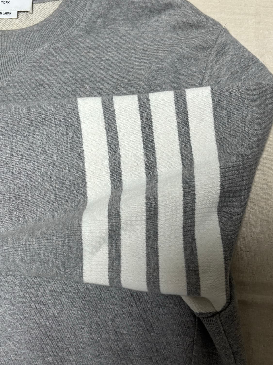 톰브라운 사선완장 맨투맨 [4] 상품이미지4