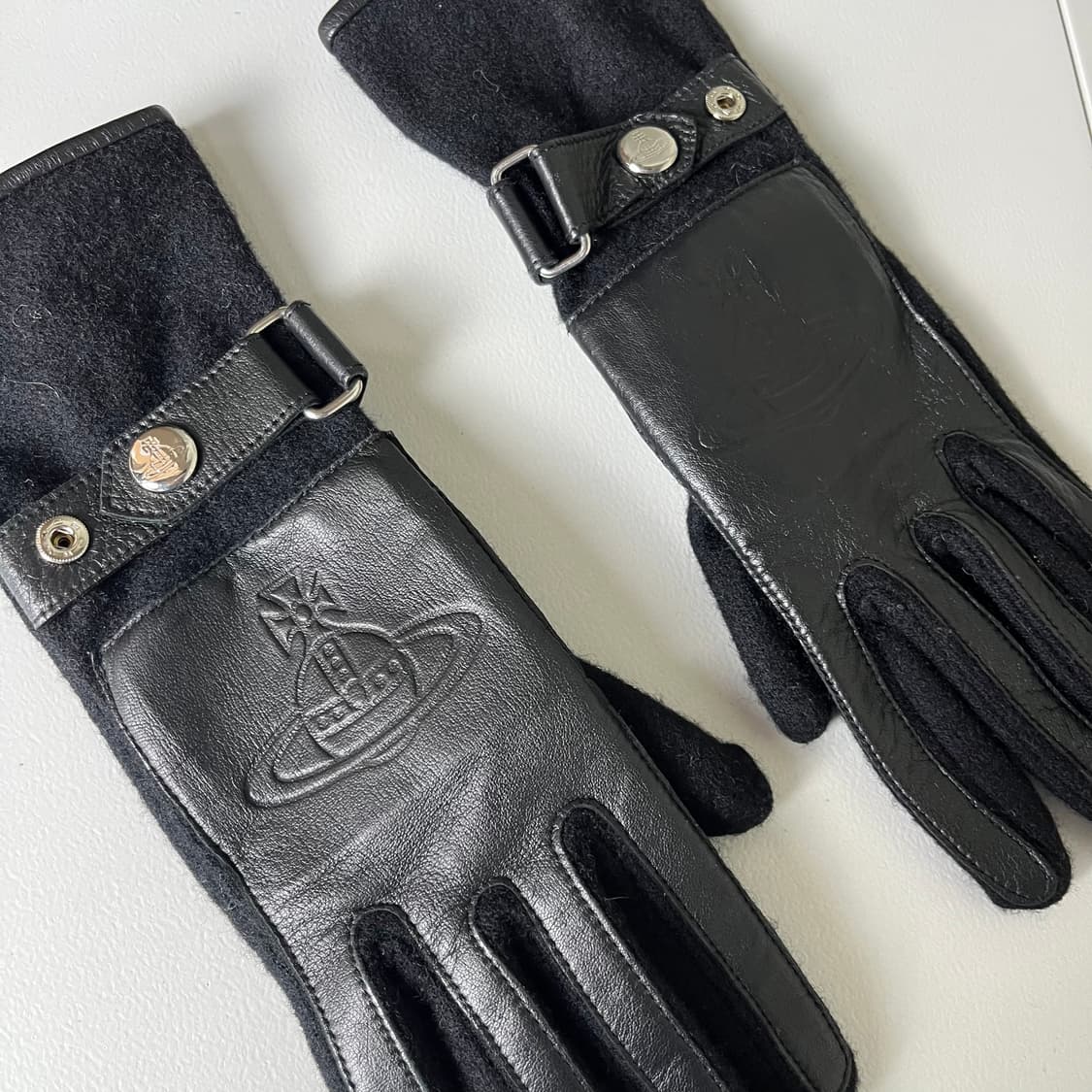 [Vivienne Westwood] 비비안웨스트우드 ORB 엠보싱 장갑 상품이미지3