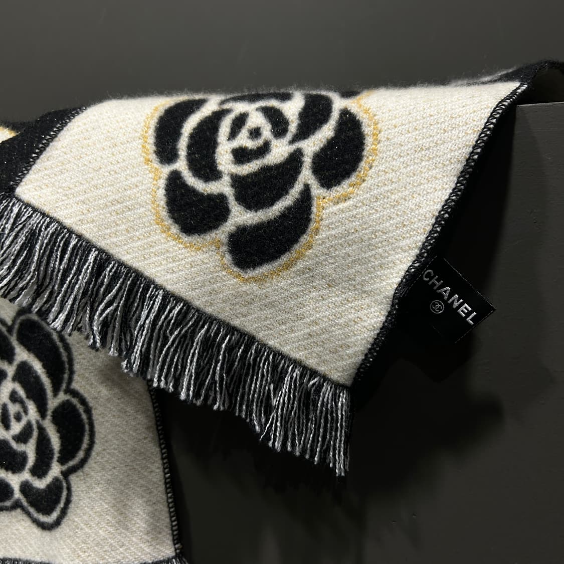 샤넬 카멜리아 캐시미어 머플러 상품이미지5