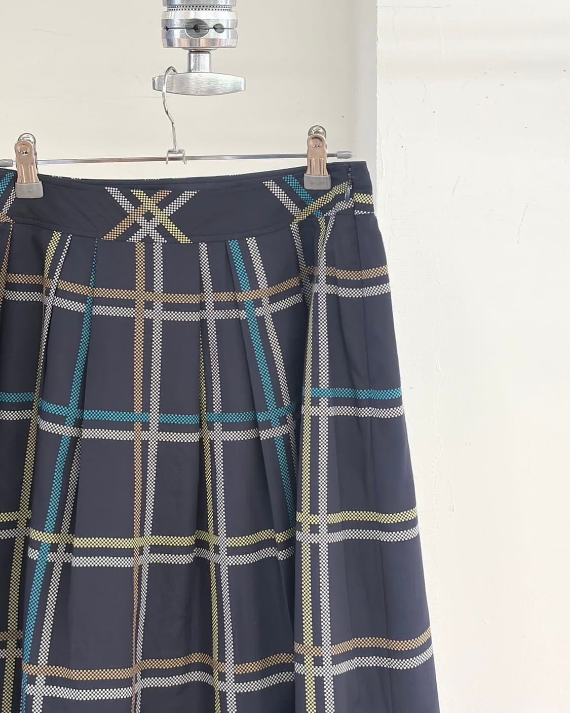 꾸레쥬 네이비 체크 패턴 플리츠 미디 스커트  상품이미지3