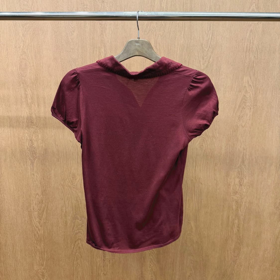 버버리 런던 반팔 티셔츠 오픈 카라 스티치 퍼프 슬리브 디테일 버건디 상품이미지3