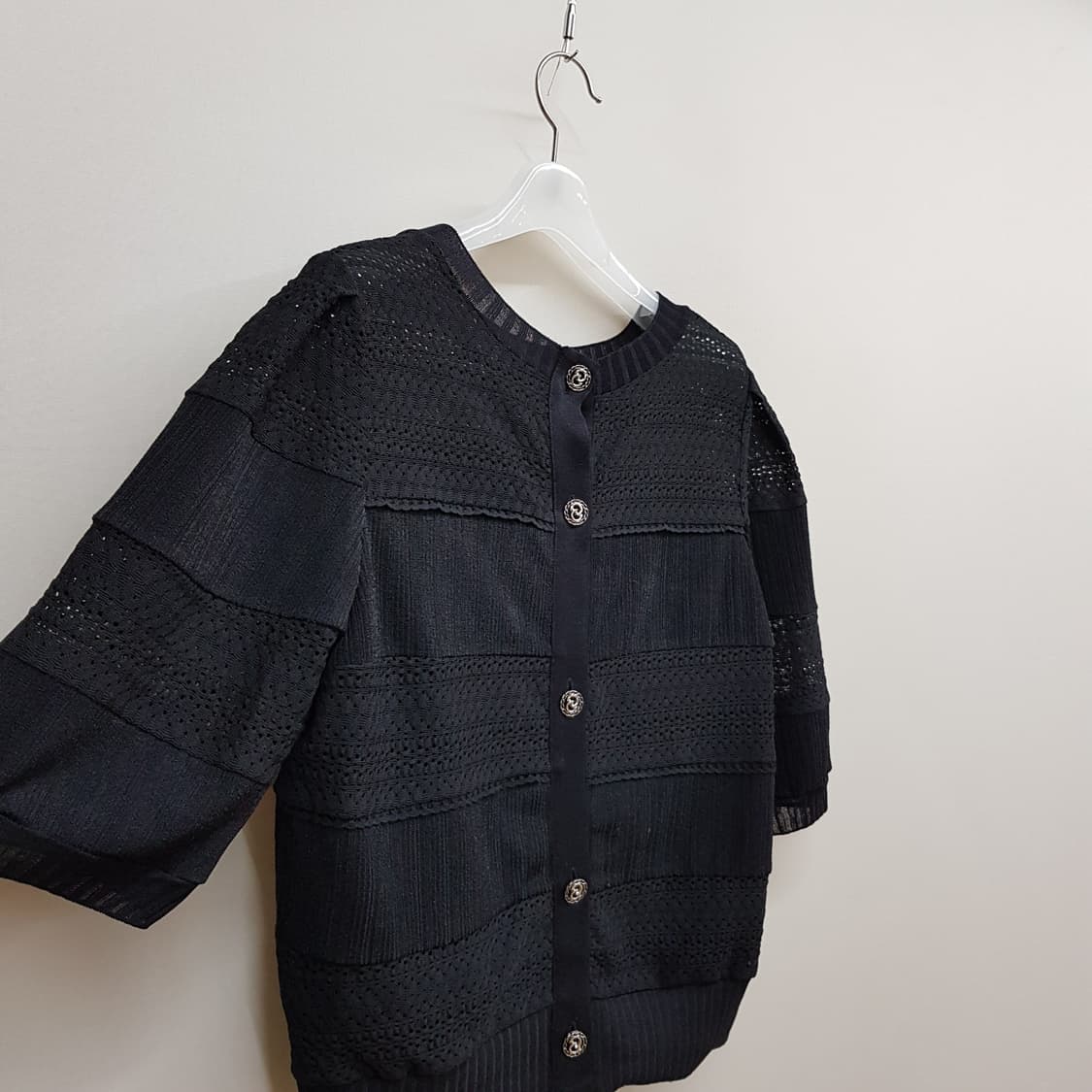 한섬 SJSJ 2021 펀칭 디테일 버튼 니트 가디건 76-90-155 상품이미지3