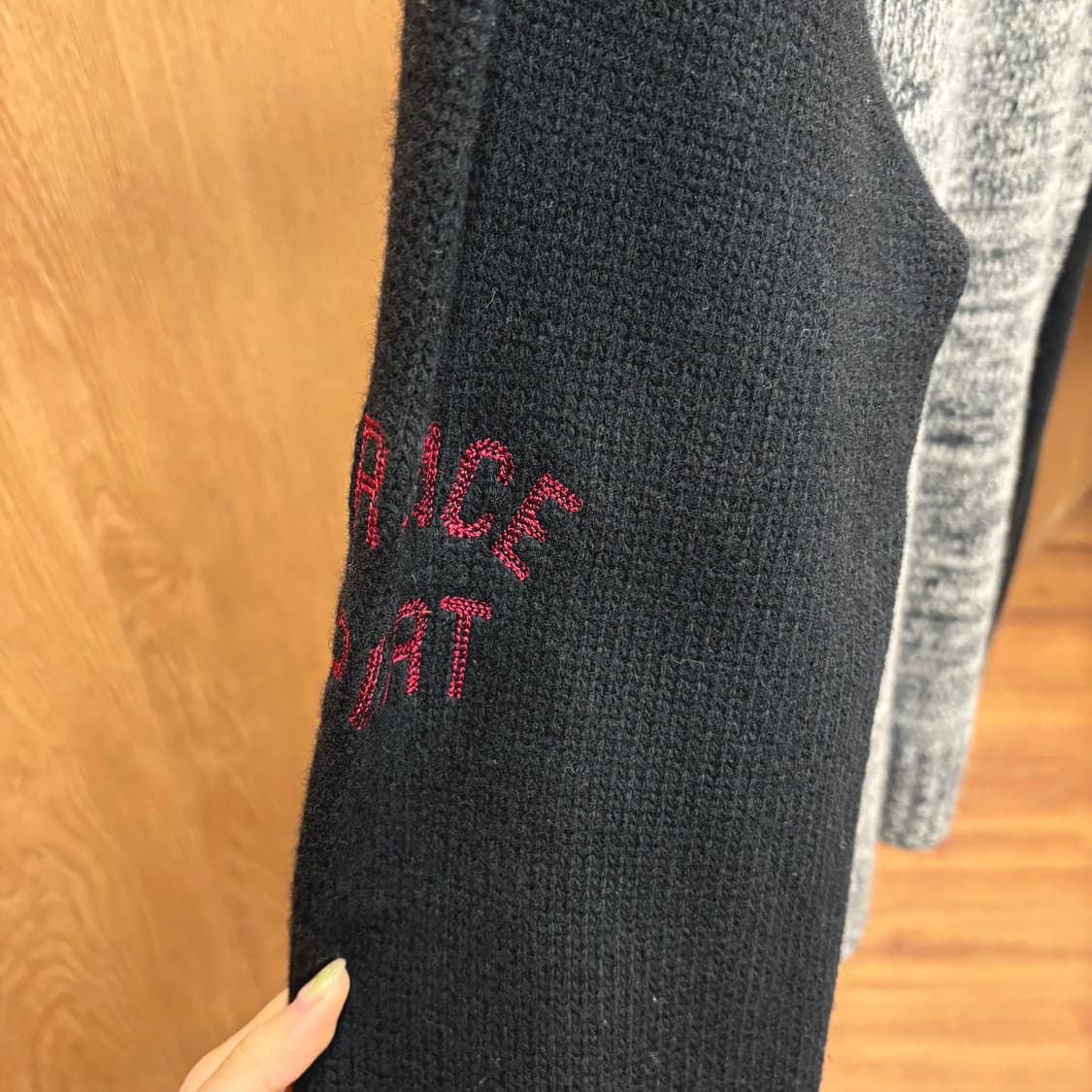 베르사체 긴팔 니트 집업 스탠드 카라 투톤 배색 슬리브 로고 자수 블랙 상품이미지6