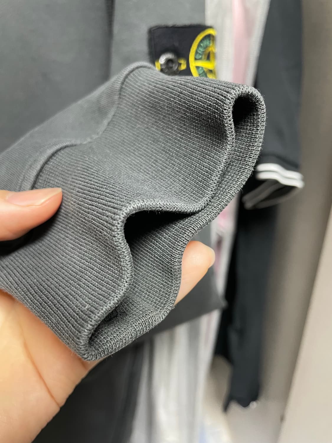 23SS스톤아일랜드 맨투맨 100-L 차콜색상 상품이미지3