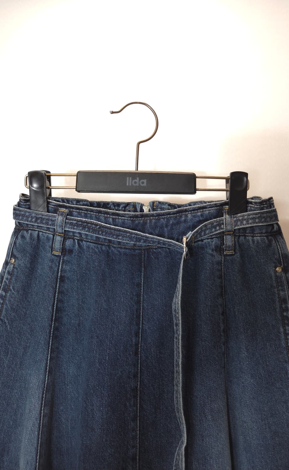 한섬 SJSJ 2023  플레어 벨티드 데님 백밴딩 롱 스커트 상품이미지4