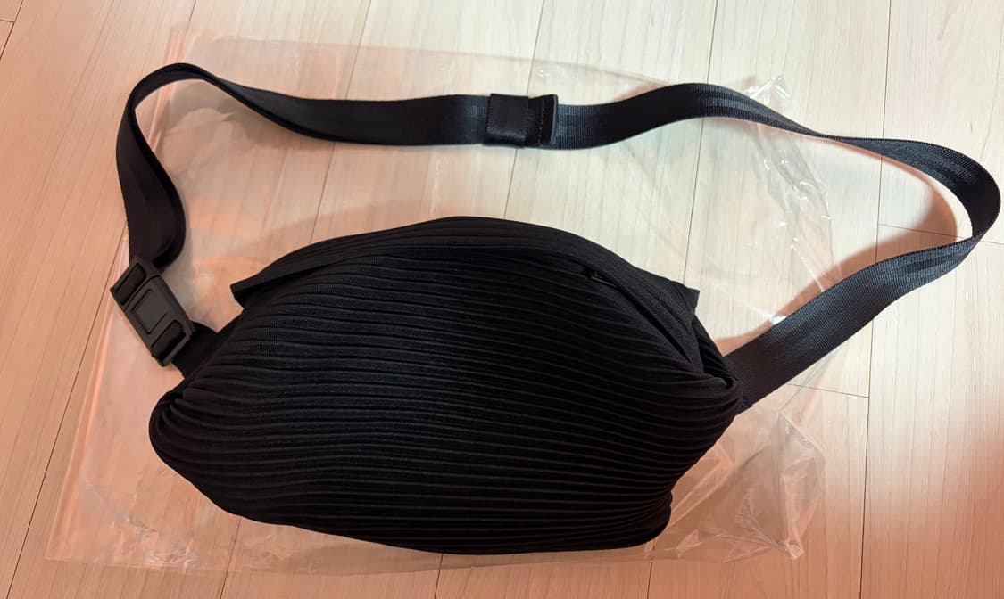 플리츠플리즈 Bias Pleats 웨이스트백 블랙판매합니다. 상품이미지2