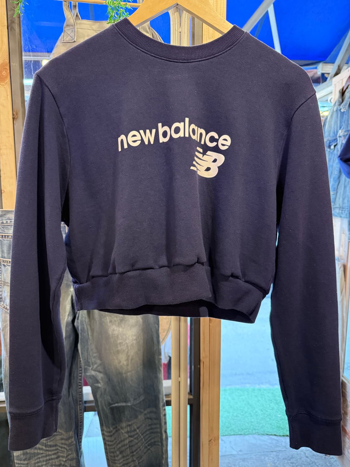 뉴발란스 네이비 크롭 맨투맨 상품이미지1