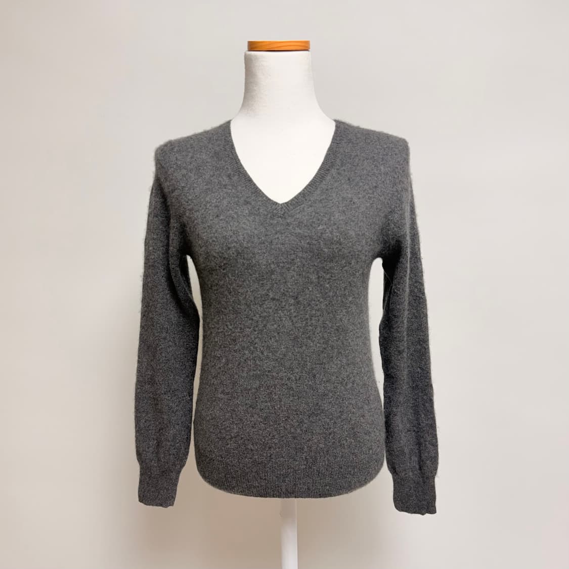 [캐시미어 100%] 그레이 브이넥 니트 M 상품이미지1