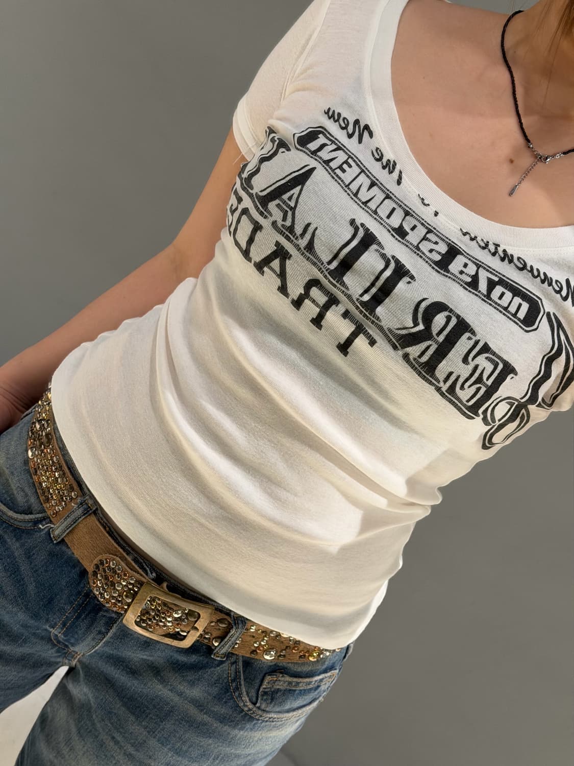 lettering detail u-neck t-shirt 상품이미지4