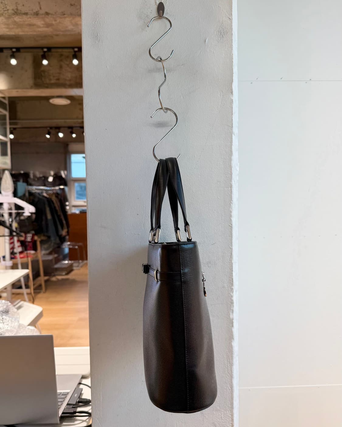 발렌시아가 블랙 BB 로고 레더 토트백 상품이미지4