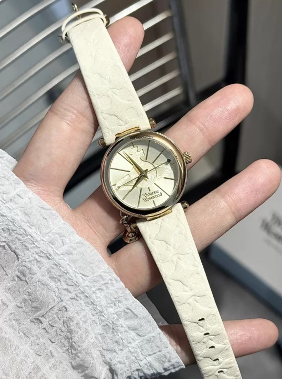 [정품] 비비안 웨스트우드 타임머신 메탈 와이어리스 시계 (실버/화이트) 상품이미지3