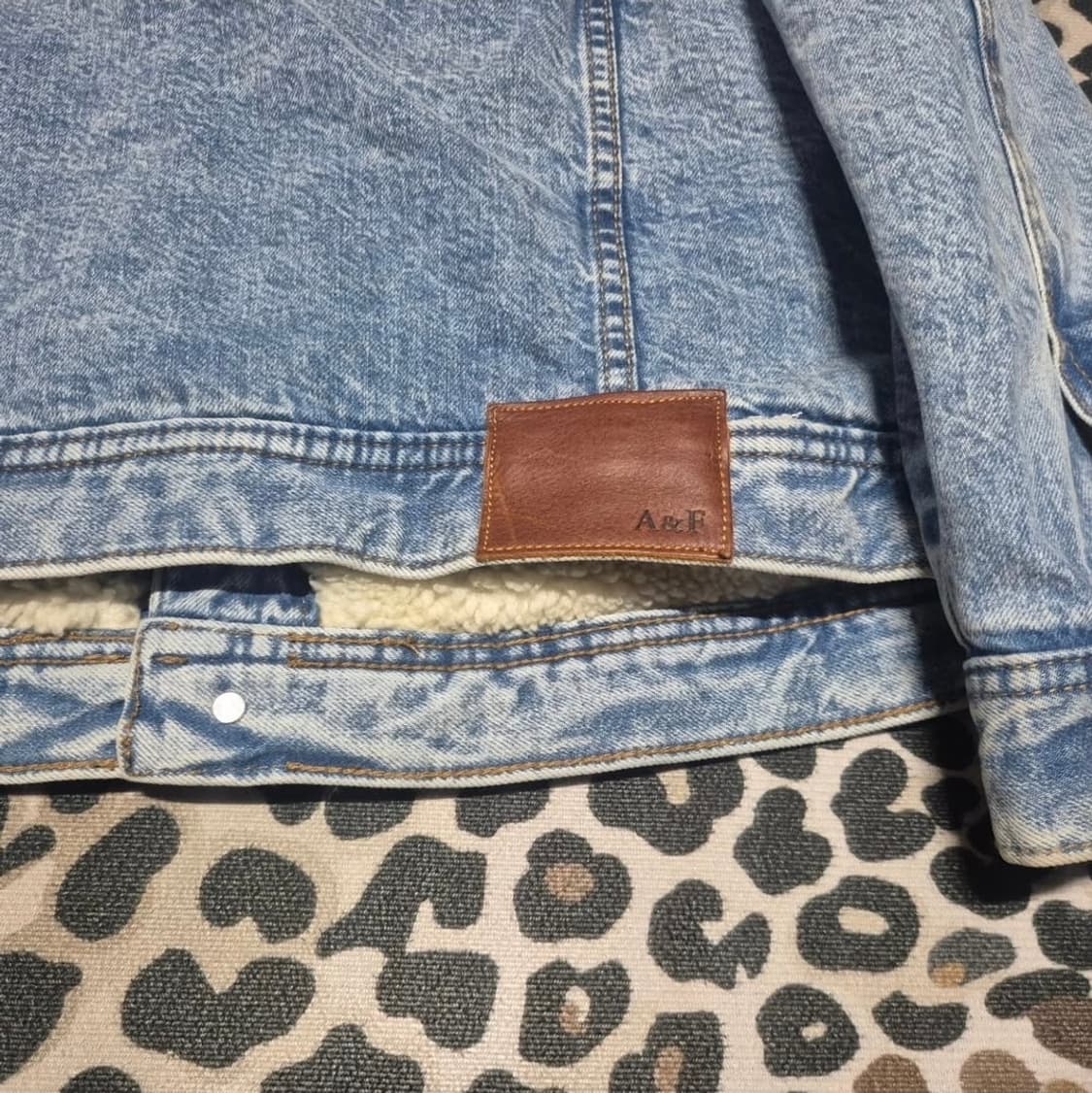 (희귀)아베크롬비앤피치 엠브로이더리드 셰르파 데님 트러커 자켓 XL 상품이미지4