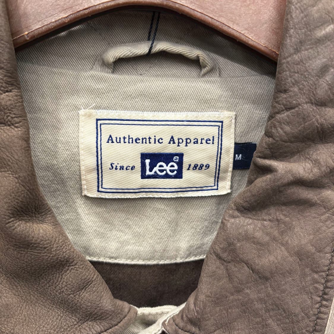 LEE 코튼 워크 자켓 브라운 레더 배색 카라 로고 자수 디테일 베이지 상품이미지7