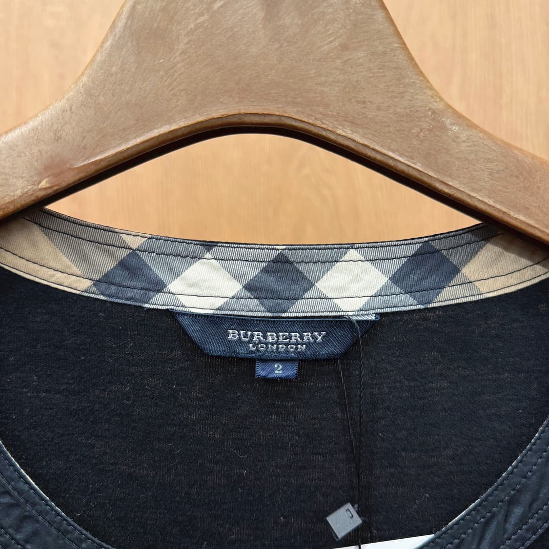 버버리 런던 미니 원피스 더블 포켓 넥라인 버튼 디테일 스트레이트핏 블랙 상품이미지6