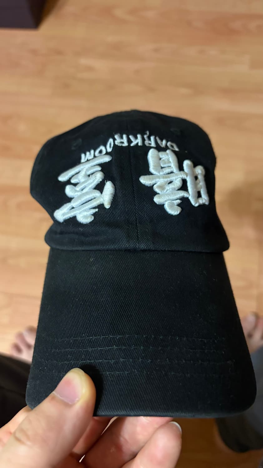 다크룸 스튜디오 업사이드 다운 화이트 로고 캡 상품이미지2