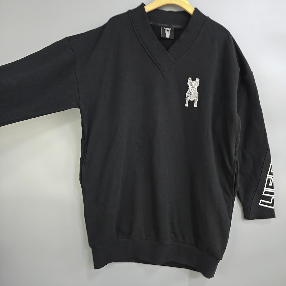 라이프워크(LifeWork) 브이넥 맨투맨 로고 포인트 FREE 상품이미지3