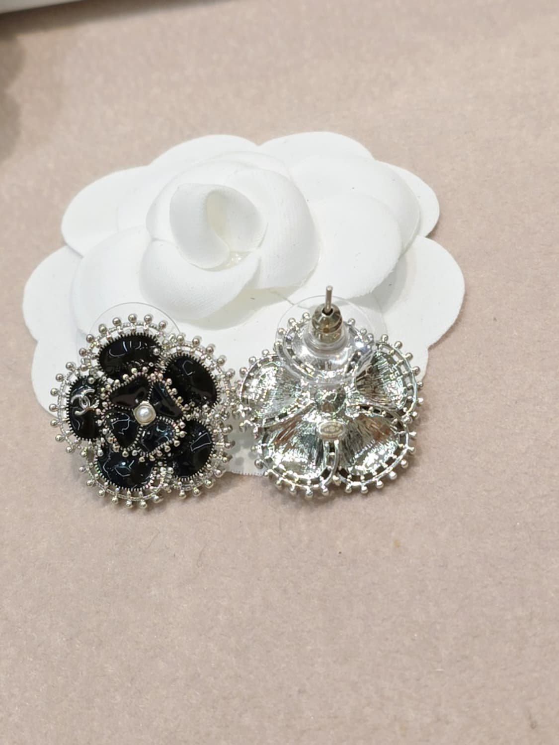 빈티지 샤넬 블랙 꽃 업사이클링 귀걸이 상품이미지4