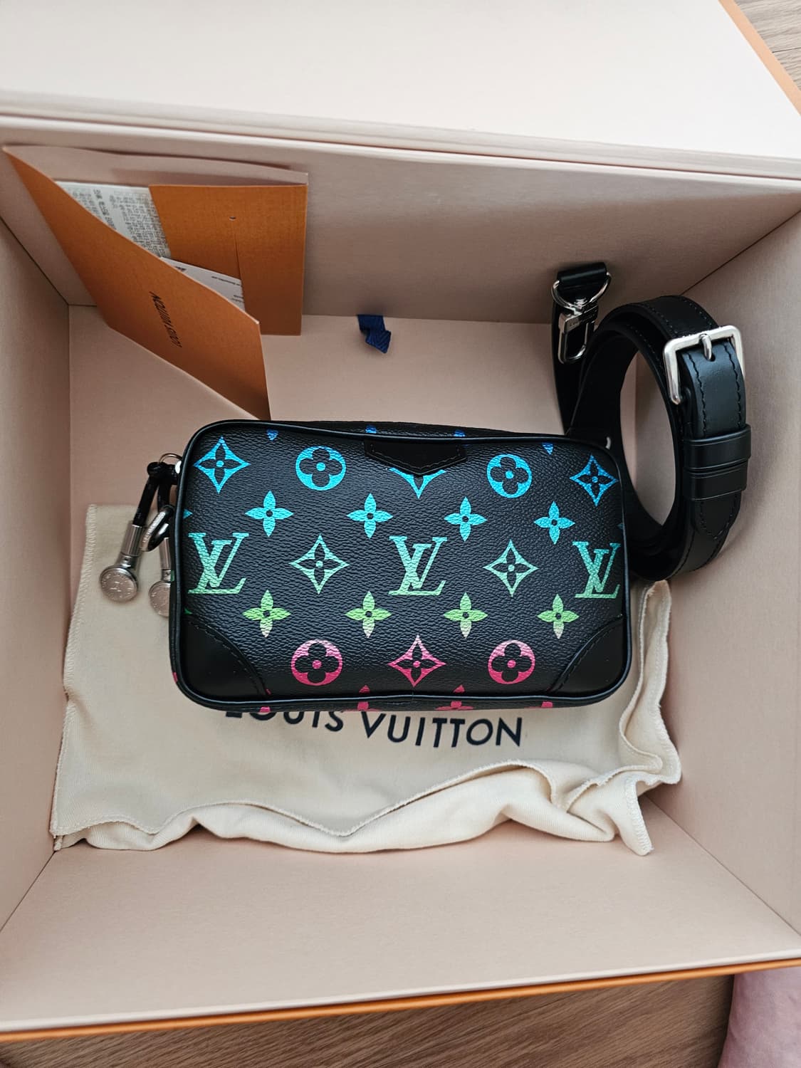 루이비통 한정판 퍼렐 이어폰 그라데이션 크로스백 (새상품) 상품이미지9