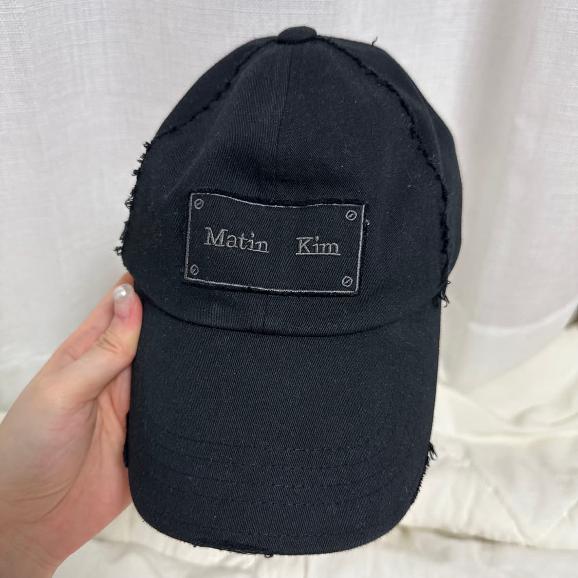 마뗑킴 스퀘어 로고 컷아웃 볼캡 — 블랙 상품이미지3