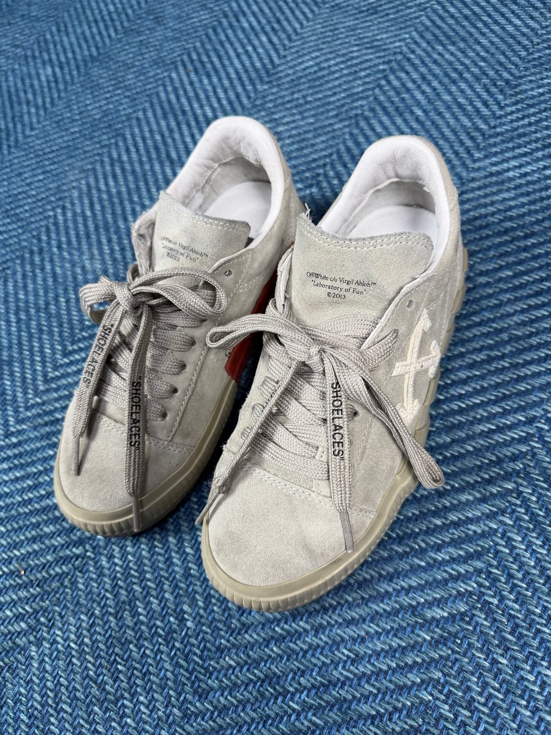 오프화이트 그레이 스웨이드 로우 스니커즈 (36 / 230mm) 상품이미지1