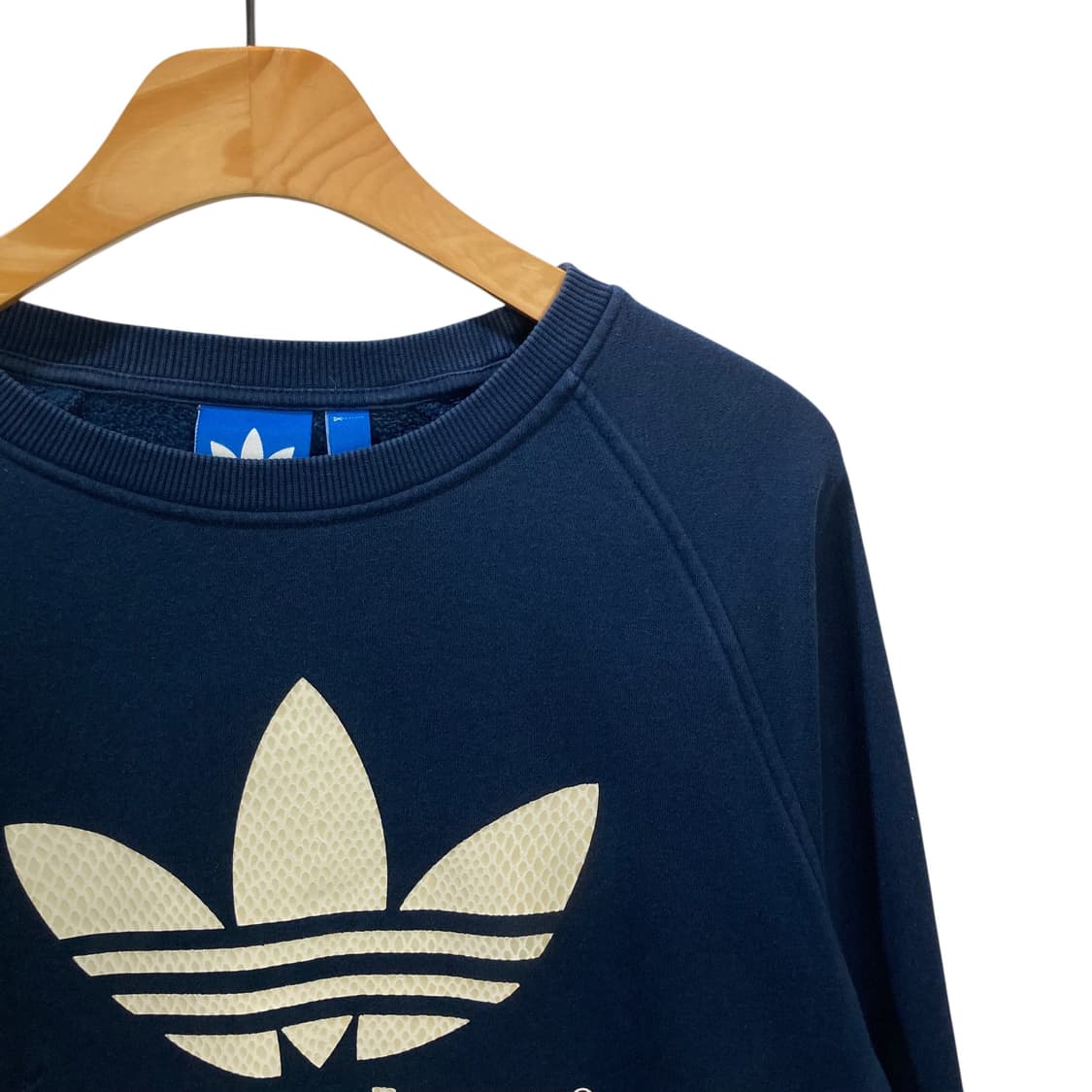 아디다스 빅로고 네이비 맨투맨 상품이미지3