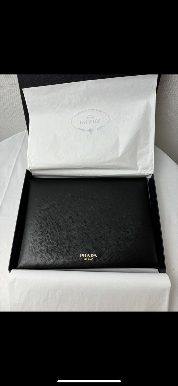 (새상품,정품)프라다 사피아노 레더 도큐먼트 클러치백 블랙 상품이미지2