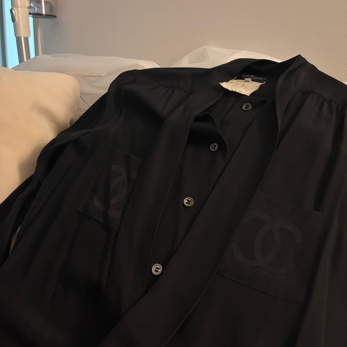 (정품) 샤넬 부티크 실크 100 타이 블랙 로고 블라우스 셔츠 상품이미지2