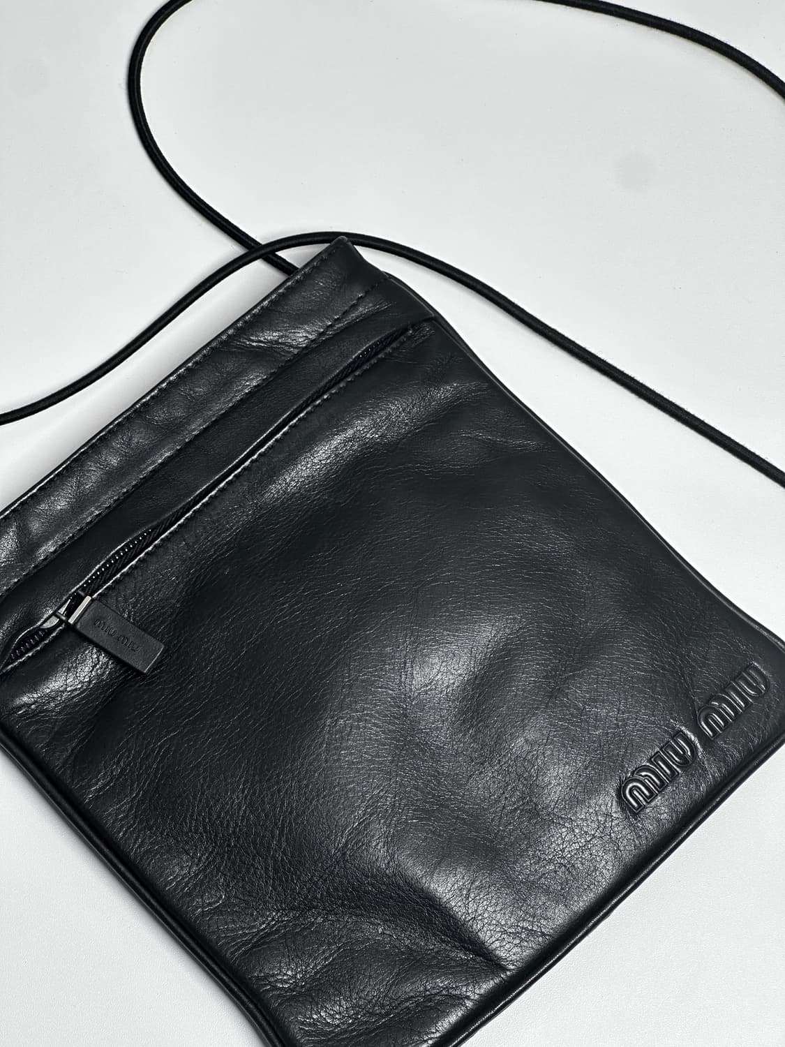 미우미우 레더 크로스백 – 미니멀 컨템포러리 에센셜 상품이미지6