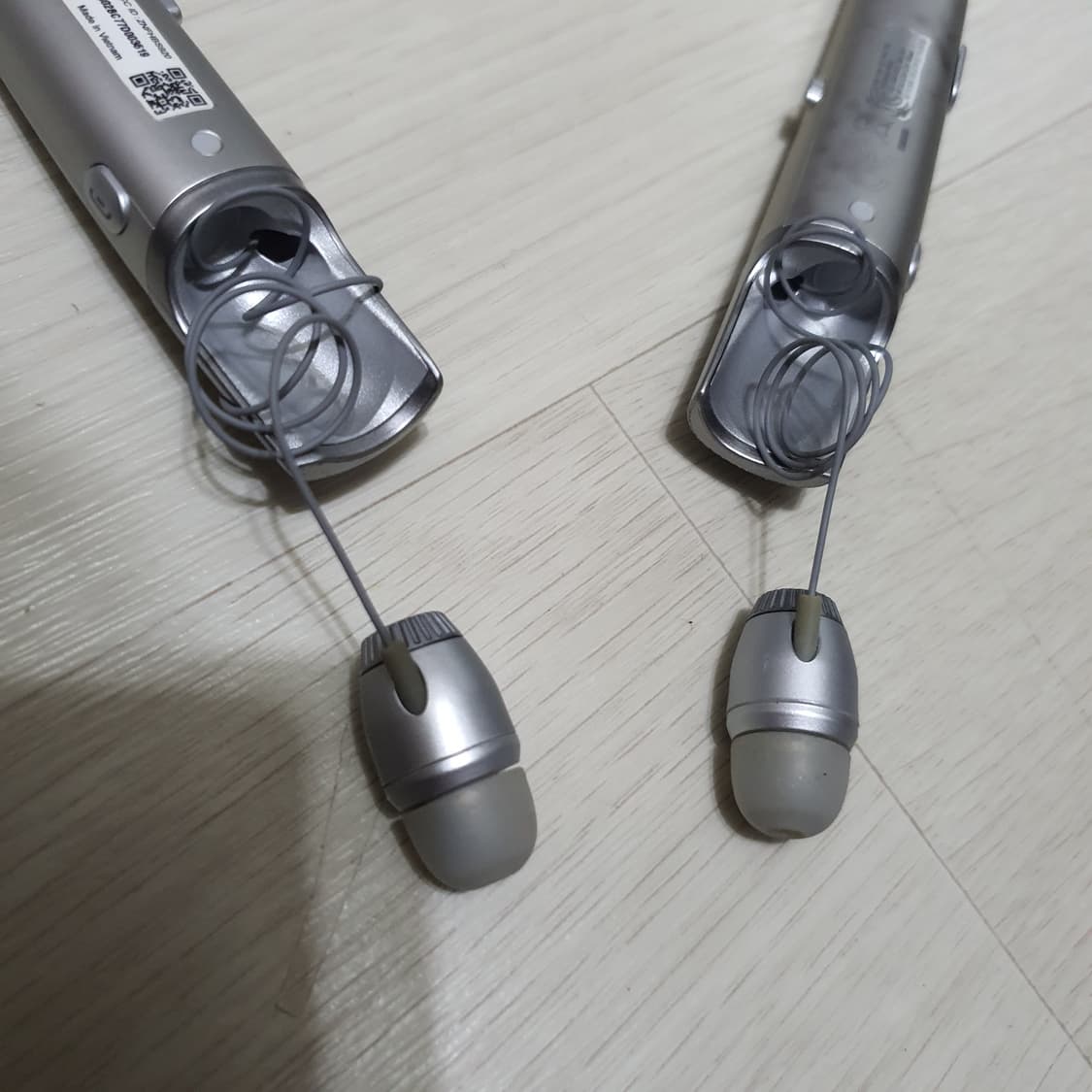 LG HBS-920 넥밴드 이어폰 실버 색상 상품이미지8
