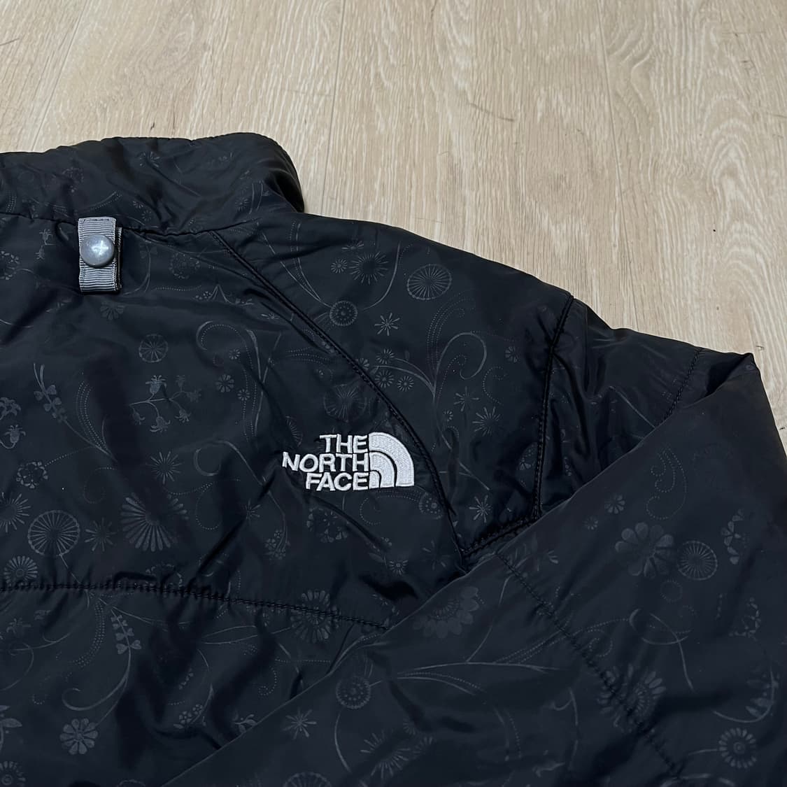노스페이스 여성 플로럴 패턴 경량 패딩 점퍼 XS/85 상품이미지7