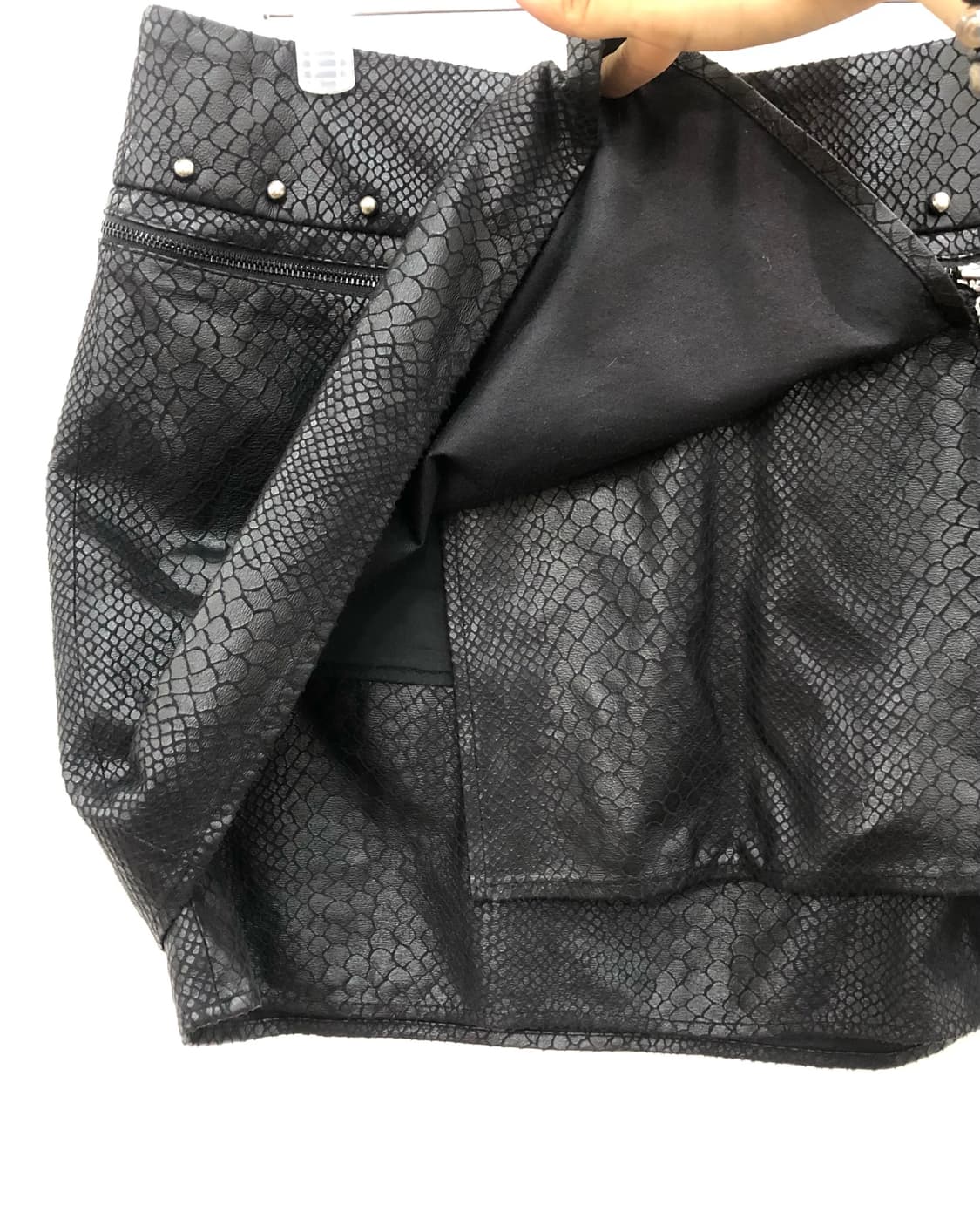 snakeskin texture studded zip mini skirt 상품이미지4