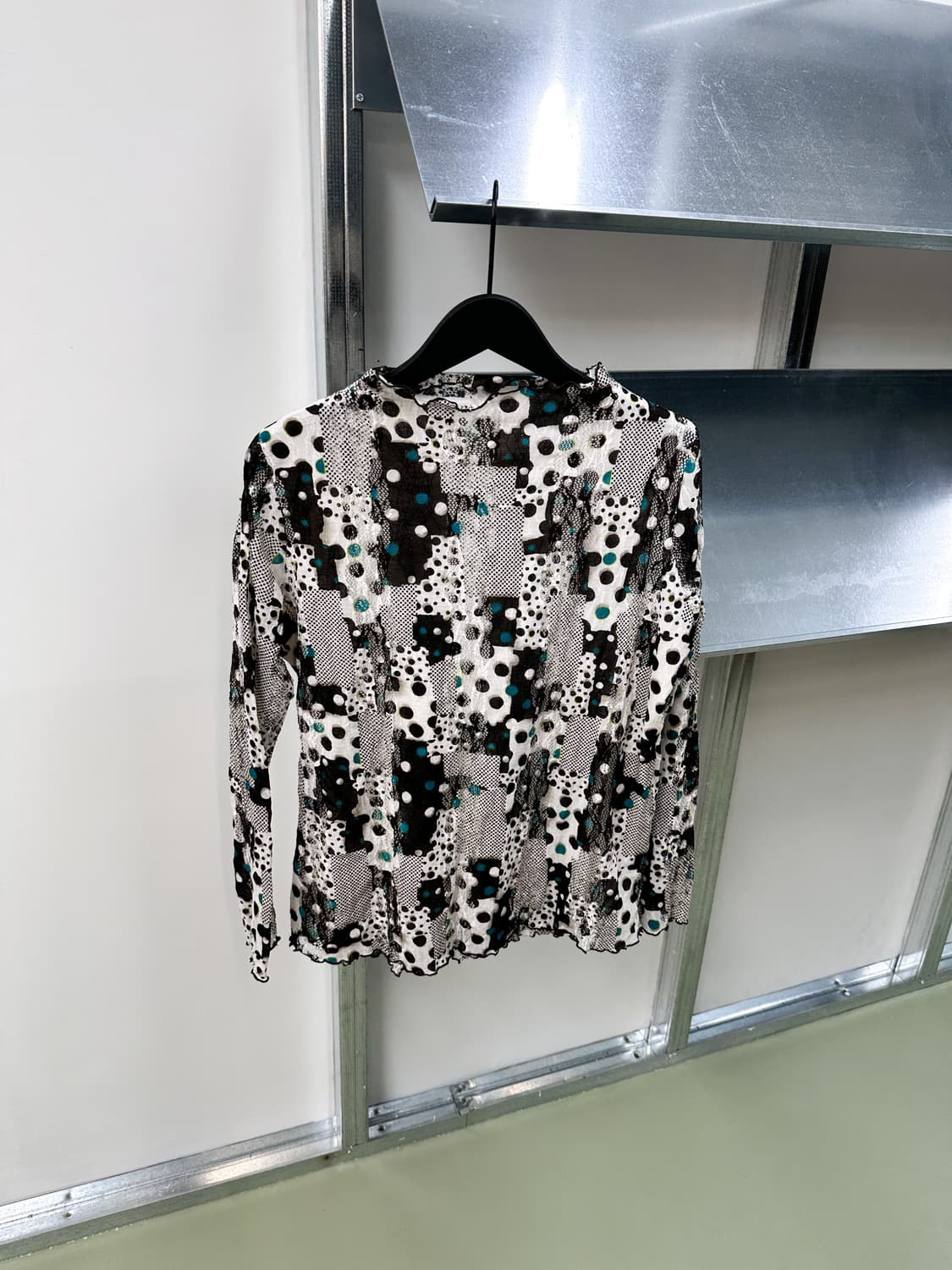 multi dot half neck top 상품이미지1